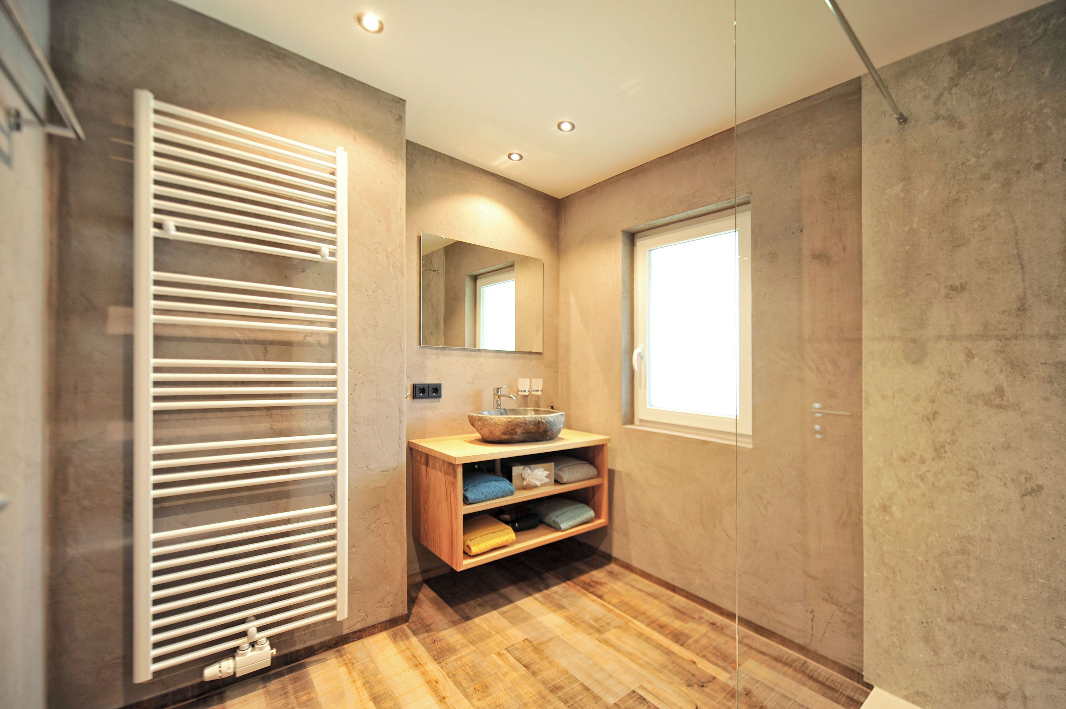 Premium-Vierbettzimmer | Badezimmer | Haartrockner, Handtücher, Seife, Shampoo