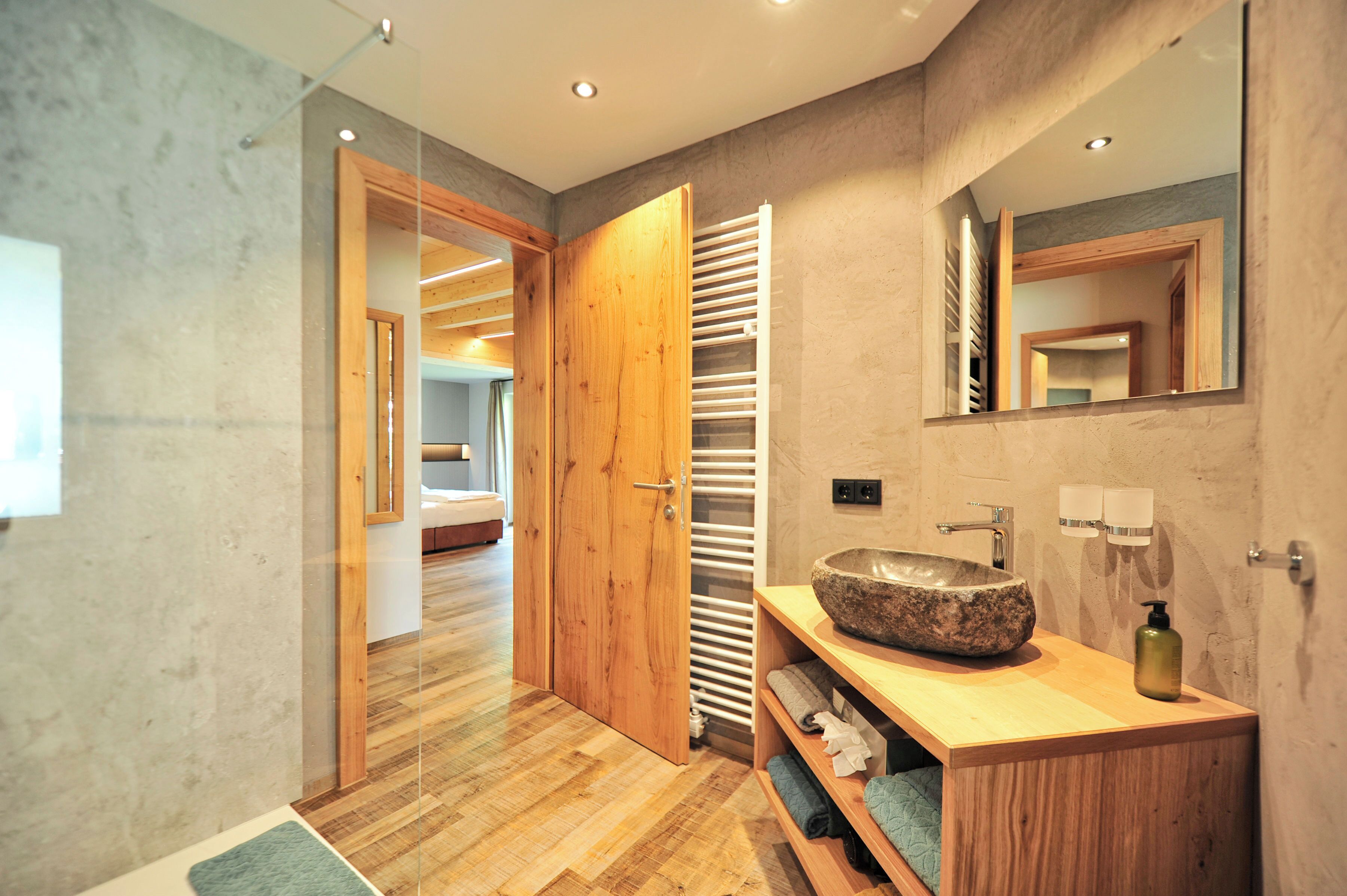 Classic-Vierbettzimmer | Badezimmer | Dusche, Haartrockner, Handtücher, Seife