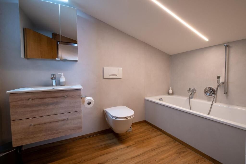 Economy Double Room | Bathroom | Hair dryer, towels, soap, shampoo