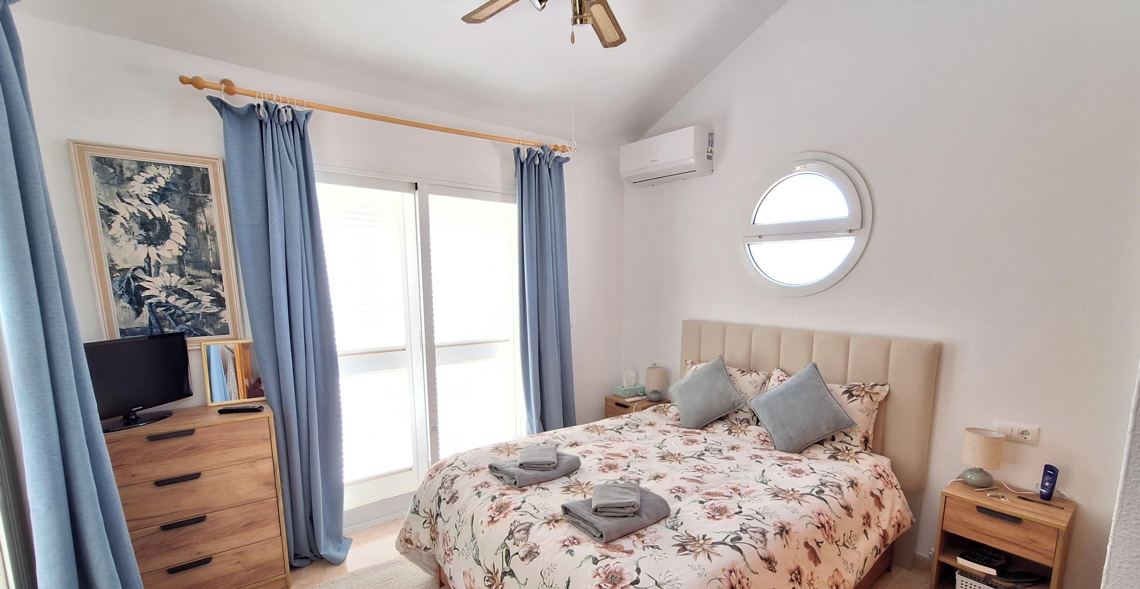 3 slaapkamers, een strijkplank/strijkijzer, wifi, beddengoed