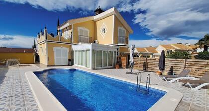 MAZARRON COUNTRY CLUB 31, 3 BED 2 BATH, LARGE PRIVATE POOL AND AIR CONDITIONING.