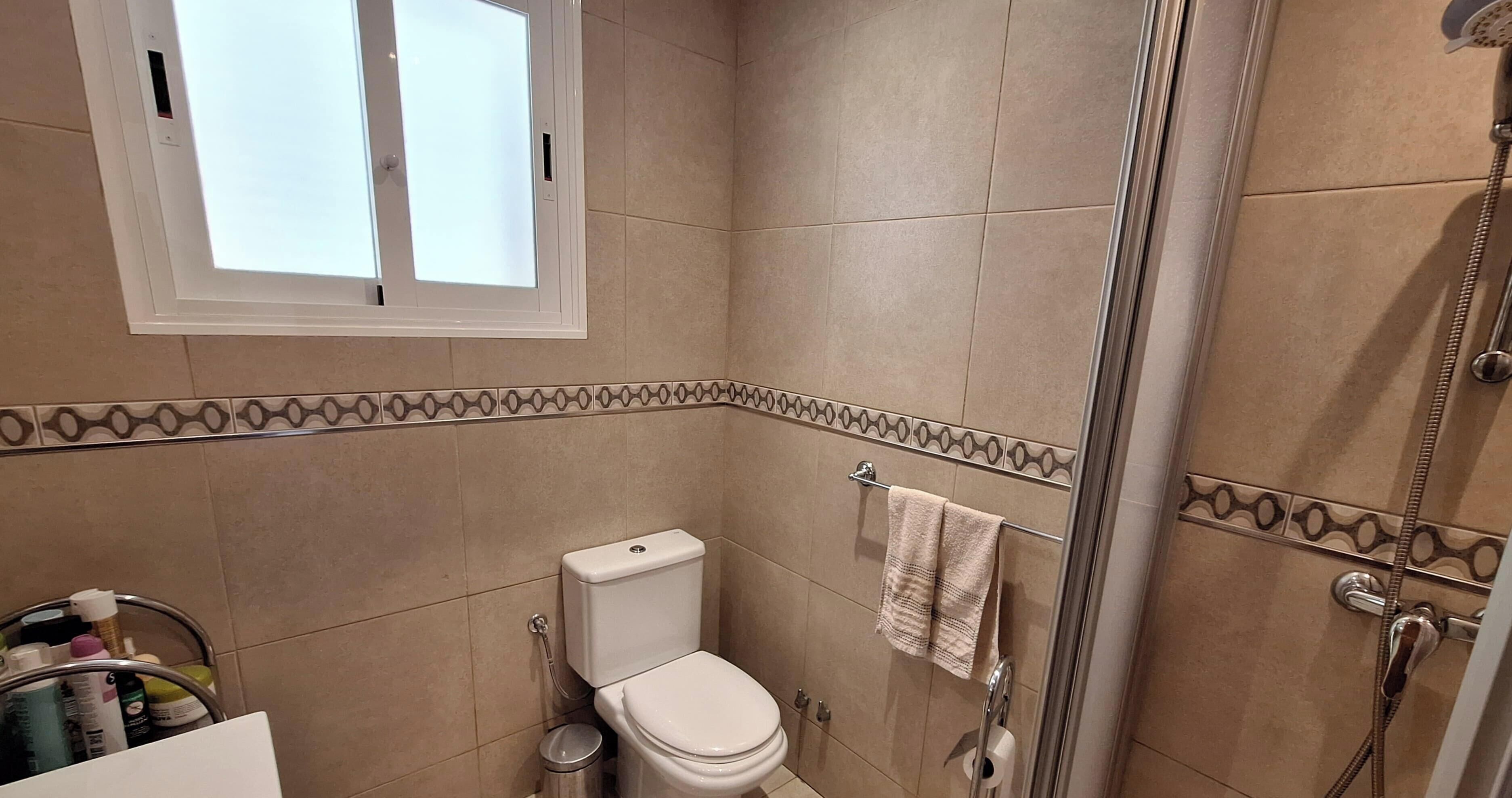 Een douche, handdoeken, toiletpapier