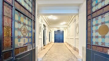 Apartamento luxo, sacada, vista para a cidade | Parte interna