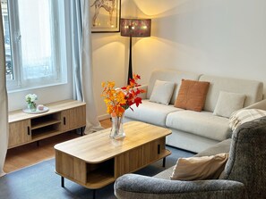 Deluxe Apartment, Balcony, City View | Living area