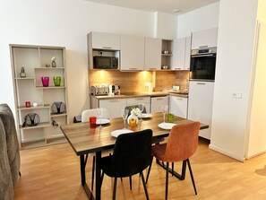 Deluxe-huoneisto, parveke, kaupunkinäköala | Yksityinen keittiö | Jääkaappi, mikroaaltouuni, uuni, liesi