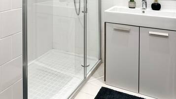 Deluxe-huoneisto, parveke, kaupunkinäköala | Kylpyhuone | Kylpyamme, ilmaiset hygieniatuotteet, hiustenkuivaaja, pyyhkeet