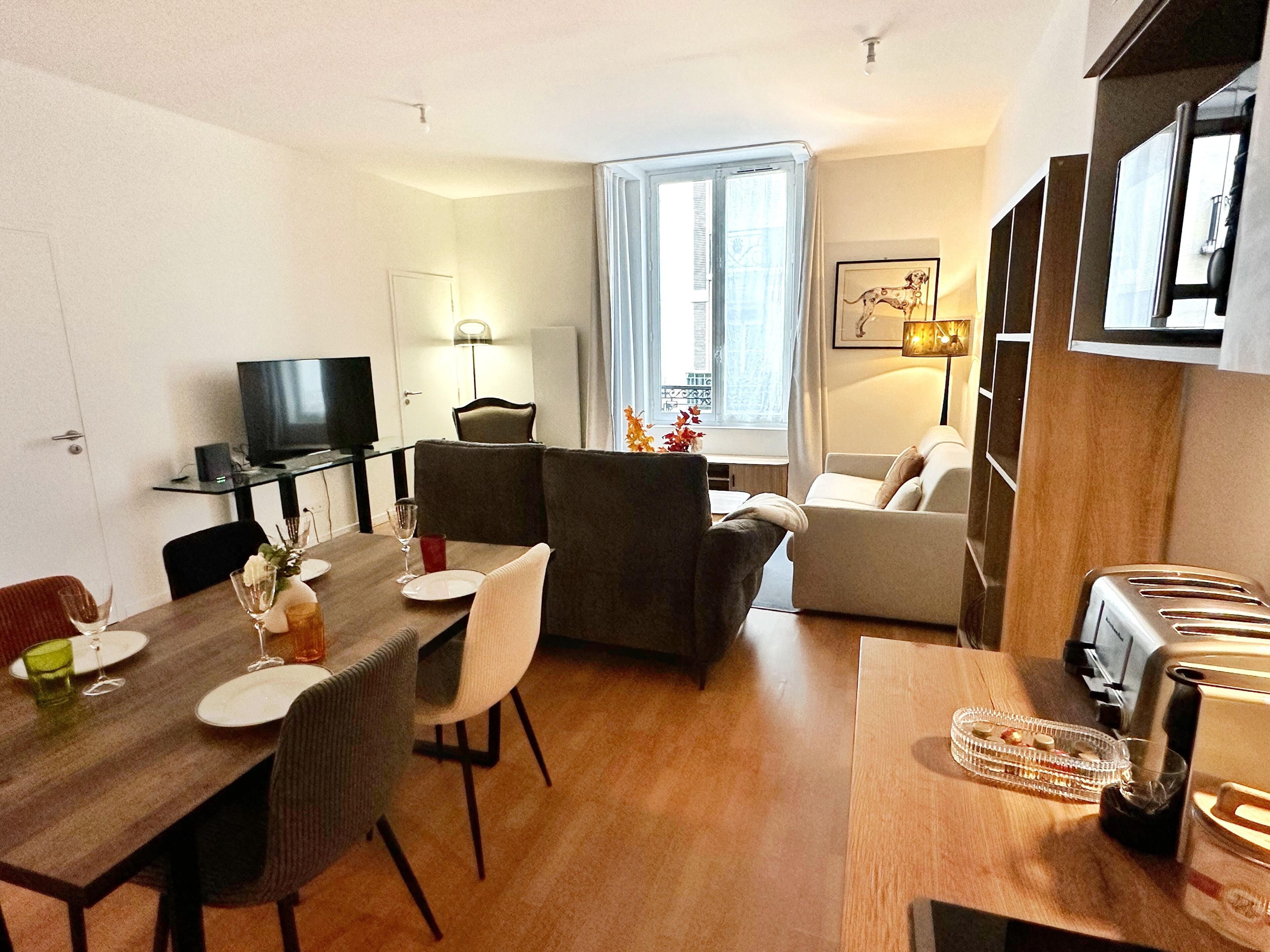 Deluxe-Apartment, Balkon, Stadtblick | Speisen