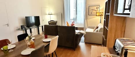 Deluxe Apartment, Balcony, City View | Dining