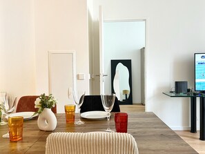 Deluxe-huoneisto, parveke, kaupunkinäköala | Ruokailu