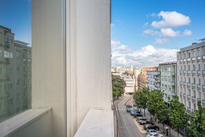 Eine Stadtansicht mit Gebäuden, einer Straße und geparkten Autos.