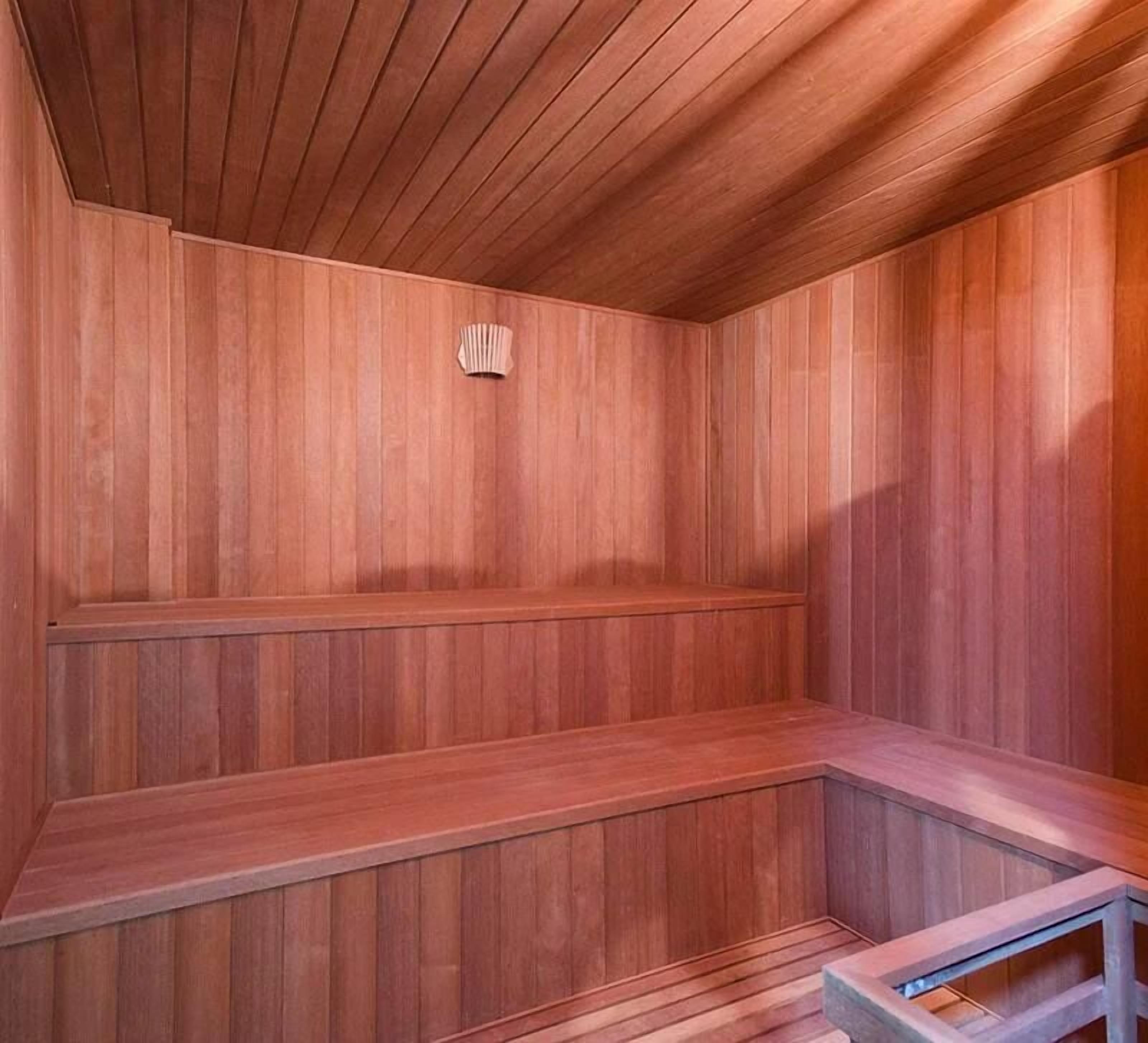 Sauna, jossa on puuseinät ja -lauteet.