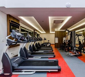 A gym with multiple treadmills, weight machines, and a red carpet. - Berrini Mood Beautiful 1 BR in S o Paulo (São Paulo)
