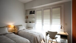 A bedroom with two beds, a desk, and a chair. - El Jacaranda Large 3 BR With Balcony in Recoleta (Buenos Aires)