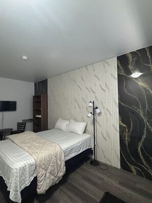 Single Room | Desk, laptop workspace, free WiFi - Richer Esso and Motel (Richer)