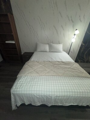 Single Room | Desk, laptop workspace, free WiFi - Richer Esso and Motel (Richer)