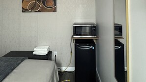 Double Room | Desk, laptop workspace, WiFi (free), bed sheets - Richer Esso and Motel (Richer)