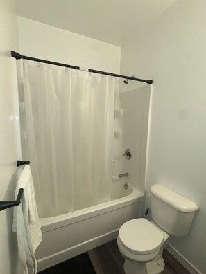 Single Room | Bathroom | Towels, soap, shampoo, toilet paper - Richer Esso and Motel (Richer)