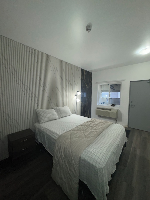 Single Room | Desk, laptop workspace, free WiFi, bed sheets