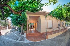 House - Seaside Plitra Paradiso - Steps From the Beach (Monemvasia)