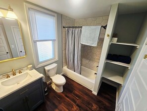 Towels, toilet paper - Beautiful 2-bedroom apartment with 1900s charm. (La Porte)