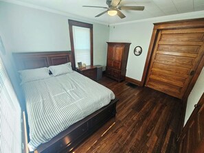 2 bedrooms, bed sheets - Beautiful 2-bedroom apartment with 1900s charm. (La Porte)
