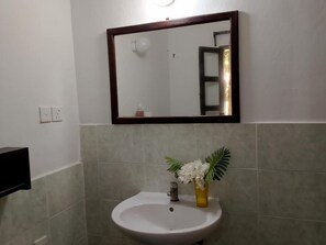 Free toiletries, slippers, towels, soap - karibuni villa 83 n 84 (Mambrui)