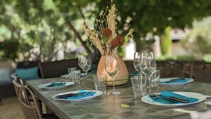 Outdoor dining - Vrbo Property (Bollène)