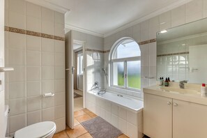 Sèche-cheveux, bidet, serviettes fournies, savon