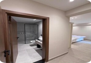 Regadera, bidet, toallas, jabón 