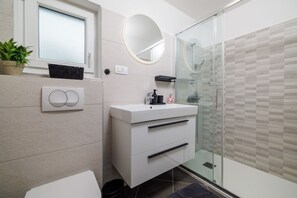 Regadera, toallas, jabón, papel de baño 