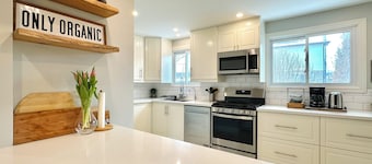 Spacious Family Home • Quiet Street • Dining & Shops Nearby • 20 Mins to Airport
