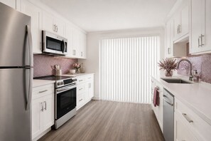 Classic Room | Private kitchen | Fridge, microwave, oven, stovetop - The Veloria Hotel (Toronto)
