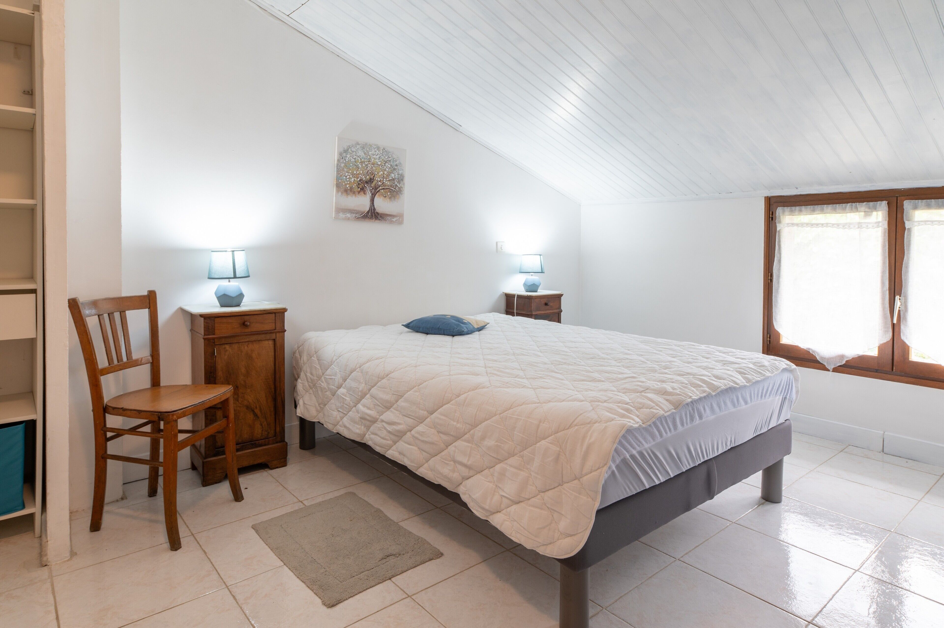 Iron/ironing board, bed sheets