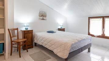 Iron/ironing board, bed sheets