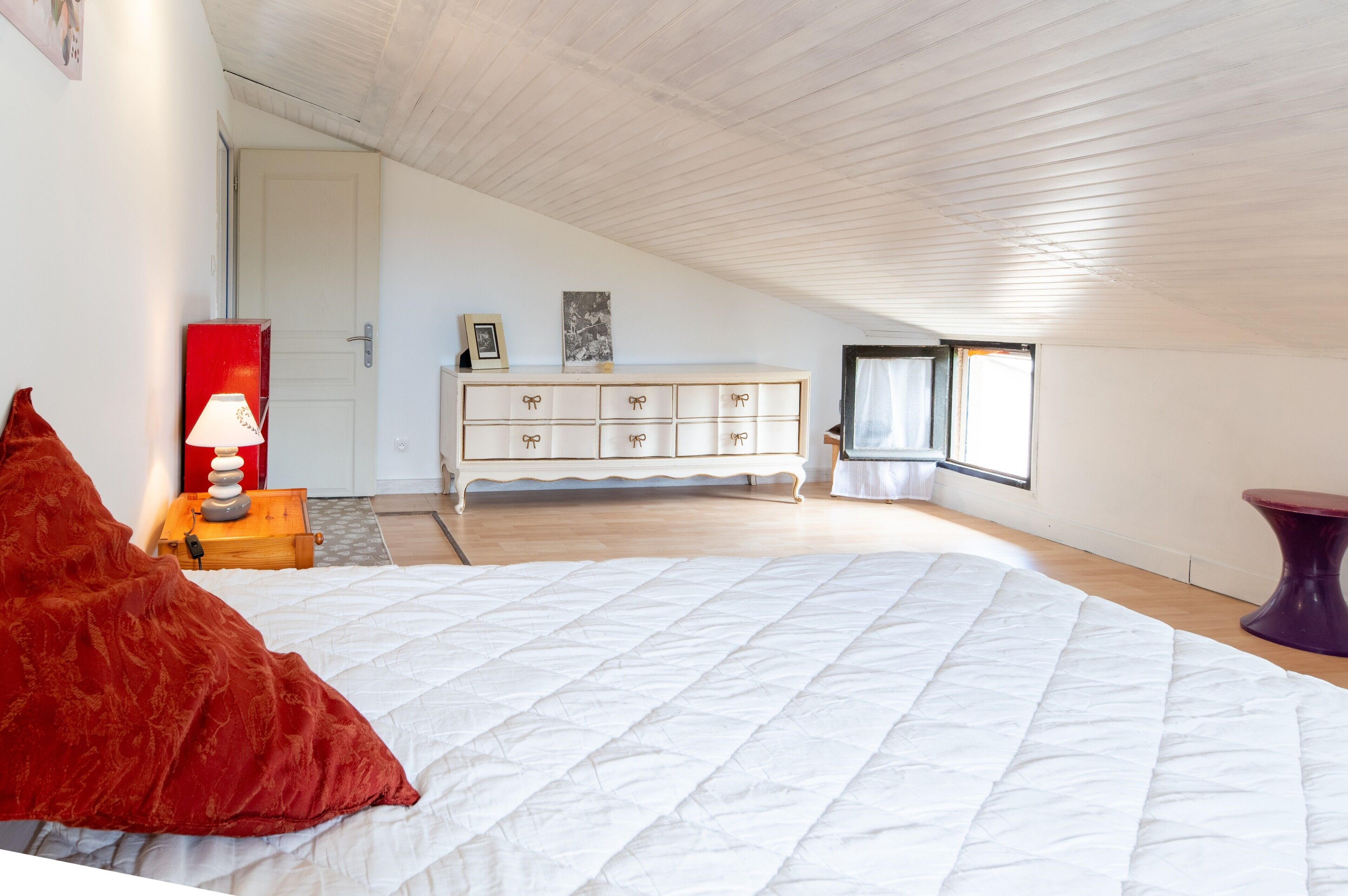 Iron/ironing board, bed sheets