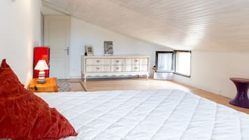 Iron/ironing board, bed sheets
