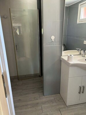 Douche, sèche-cheveux, papier toilette