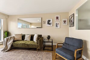 Living area - Stylish 2 Bed  2 Bathrooms Free Parking (Glasgow)