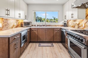 Private kitchen - Ocean View, Waterfront, Pool, Hot Tub & Tennis (Solana Beach)