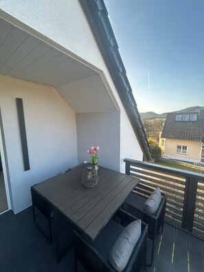 Outdoor dining - Apartment 'Eifel Thiel' with Balcony and Wi-Fi (Oberstadtfeld)