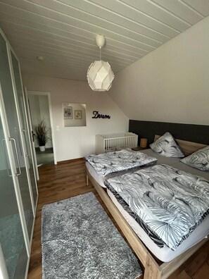 Room - Apartment 'Eifel Thiel' with Balcony and Wi-Fi (Oberstadtfeld)