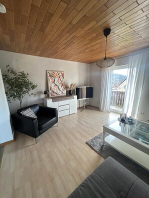 Living area - Apartment 'Eifel Thiel' with Balcony and Wi-Fi (Oberstadtfeld)