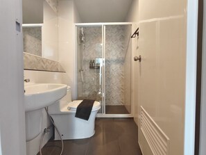 Dusche, Haartrockner, Bidet, Handtücher