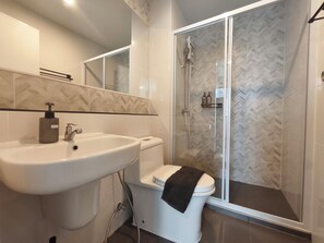 Douche, sèche-cheveux, bidet, serviettes fournies