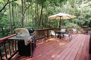 Outdoor dining - Entire chalet in Farmville, Virginia
8 guests 3 bedrooms 4 beds 2 baths (Farmville)