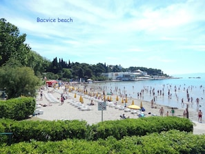 Strand von Bačvice mit Liegestühlen, Sonnenschirmen und Blick aufs Meer.