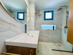 Dusche, Haartrockner, Bidet, Handtücher