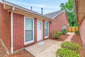 3 bedrooms, Internet - Renovated 3BR Retreat With Game Room (Montgomery)