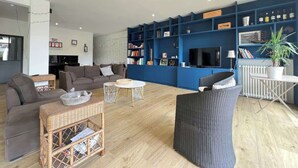 A modern living room with a sofa set, a coffee table, and a TV. - La Conviviale - Maison Familiale Avec Piscine (Toulouse)