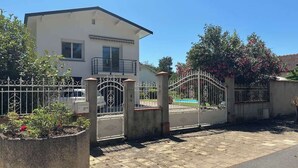 A modern two-story house with a gated driveway, a swimming pool, and a well-maintained garden. - L Escapade 6p Maison Familiale Jardin Piscine (Boussens)